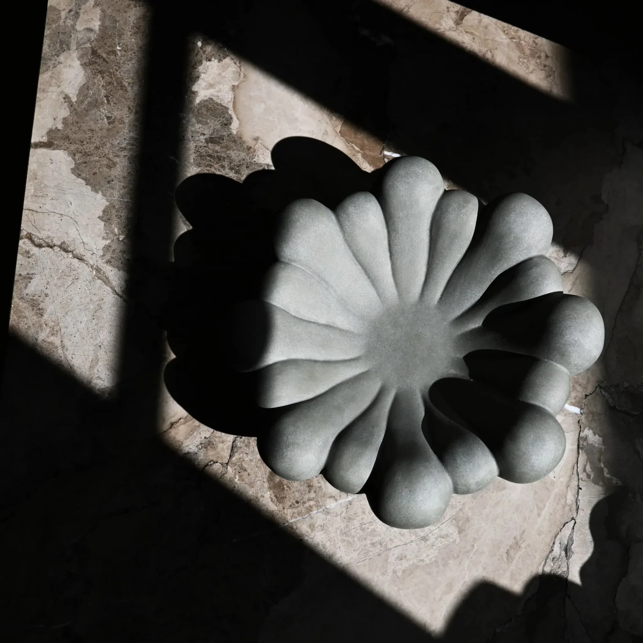 101 COPENHAGEN Bloom Tray Medio, D28.5cm, Dark Grey - Image 3
