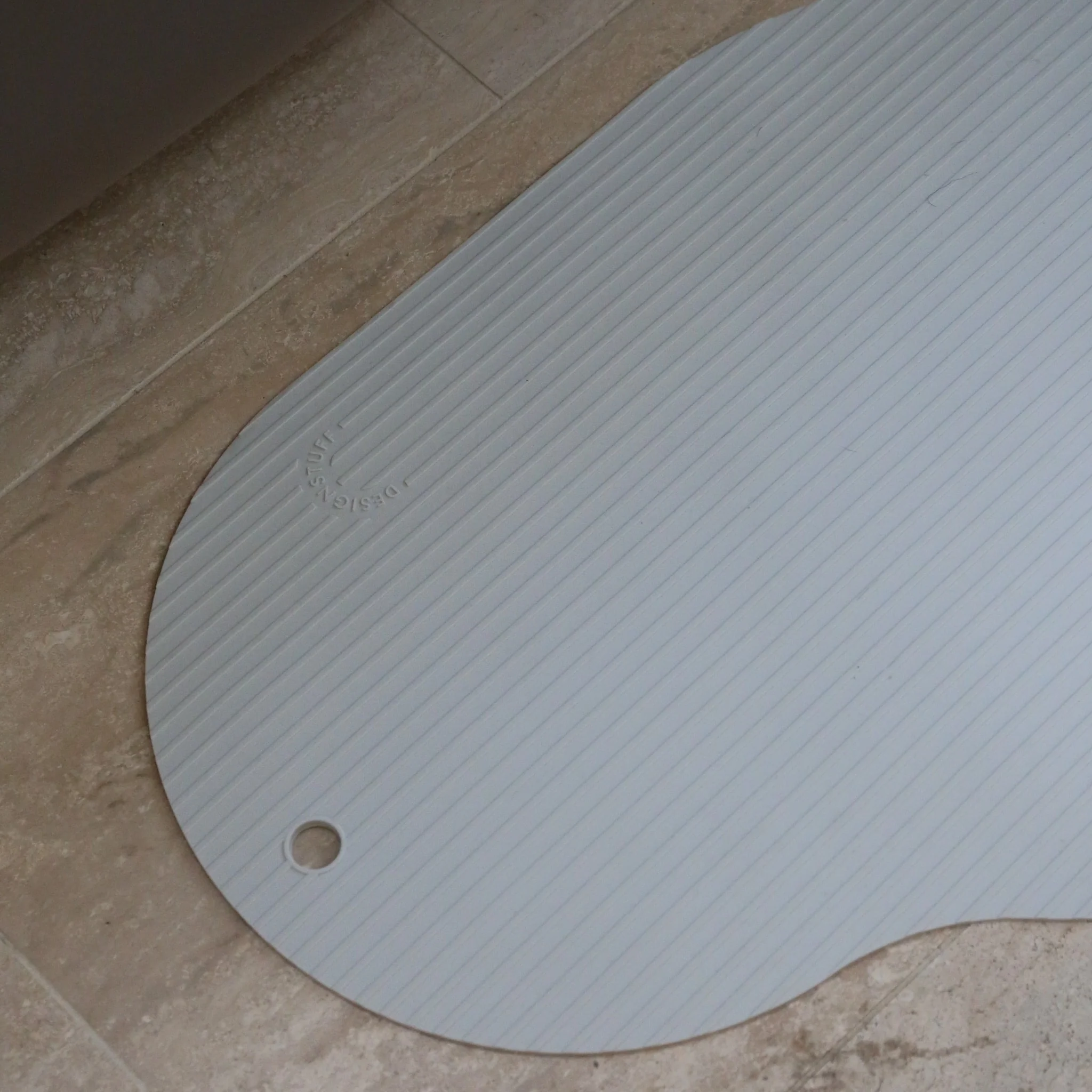 DESIGNSTUFF CURV Silicone Non-Slip Bath Mat, Light Grey - Image 3