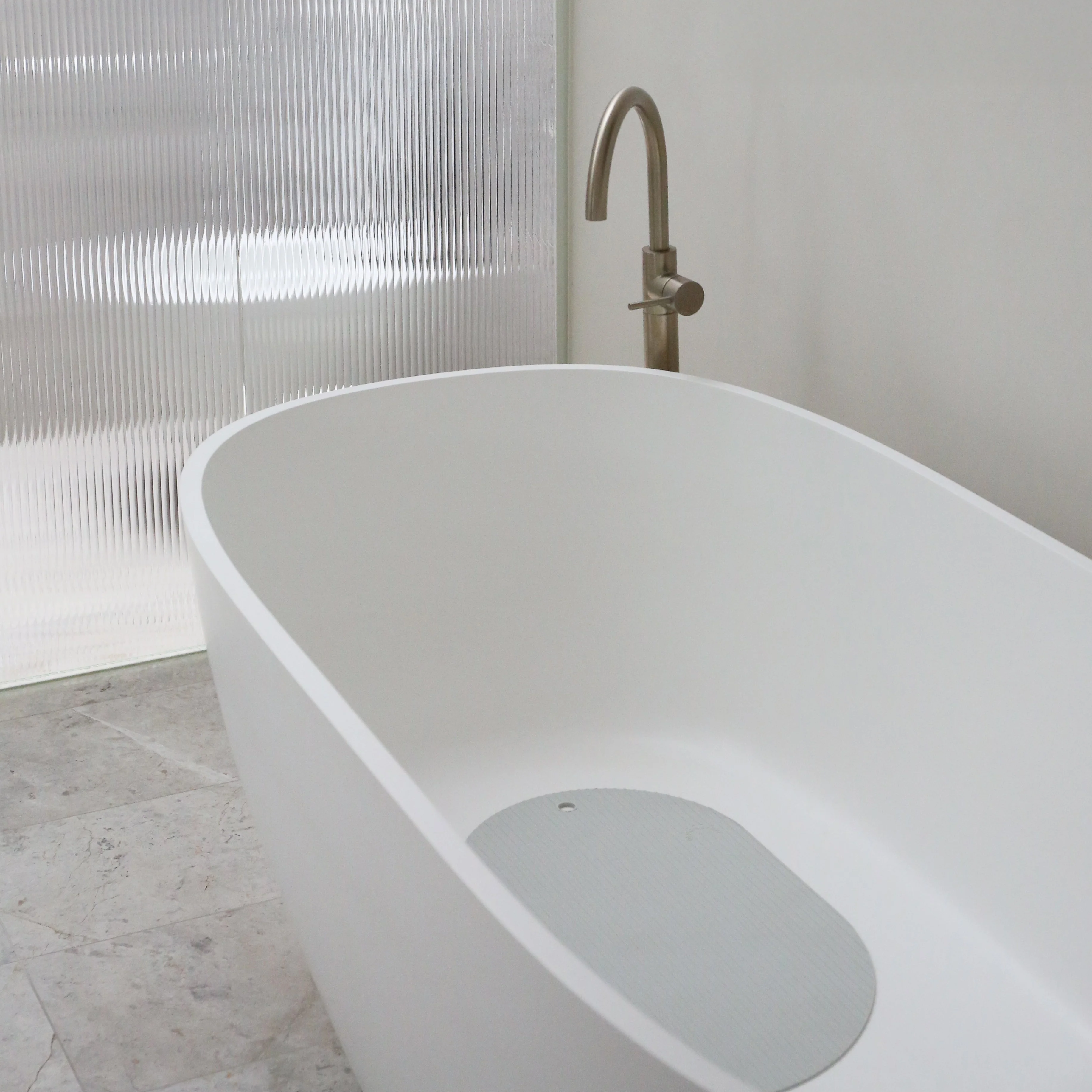 DESIGNSTUFF CURV Silicone Non-Slip Bath Mat, Light Grey - Image 4
