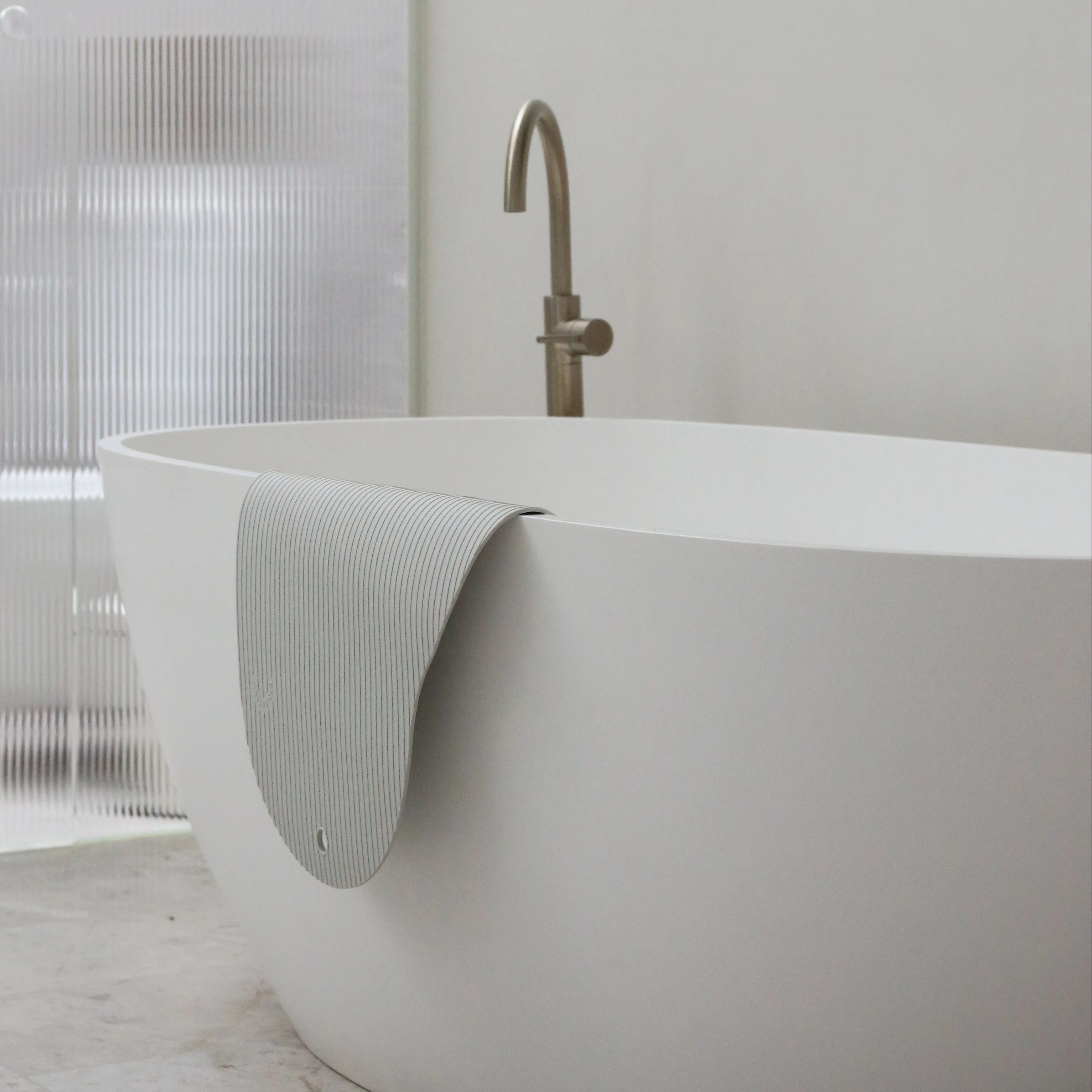 DESIGNSTUFF CURV Silicone Non-Slip Bath Mat, Light Grey - Image 7
