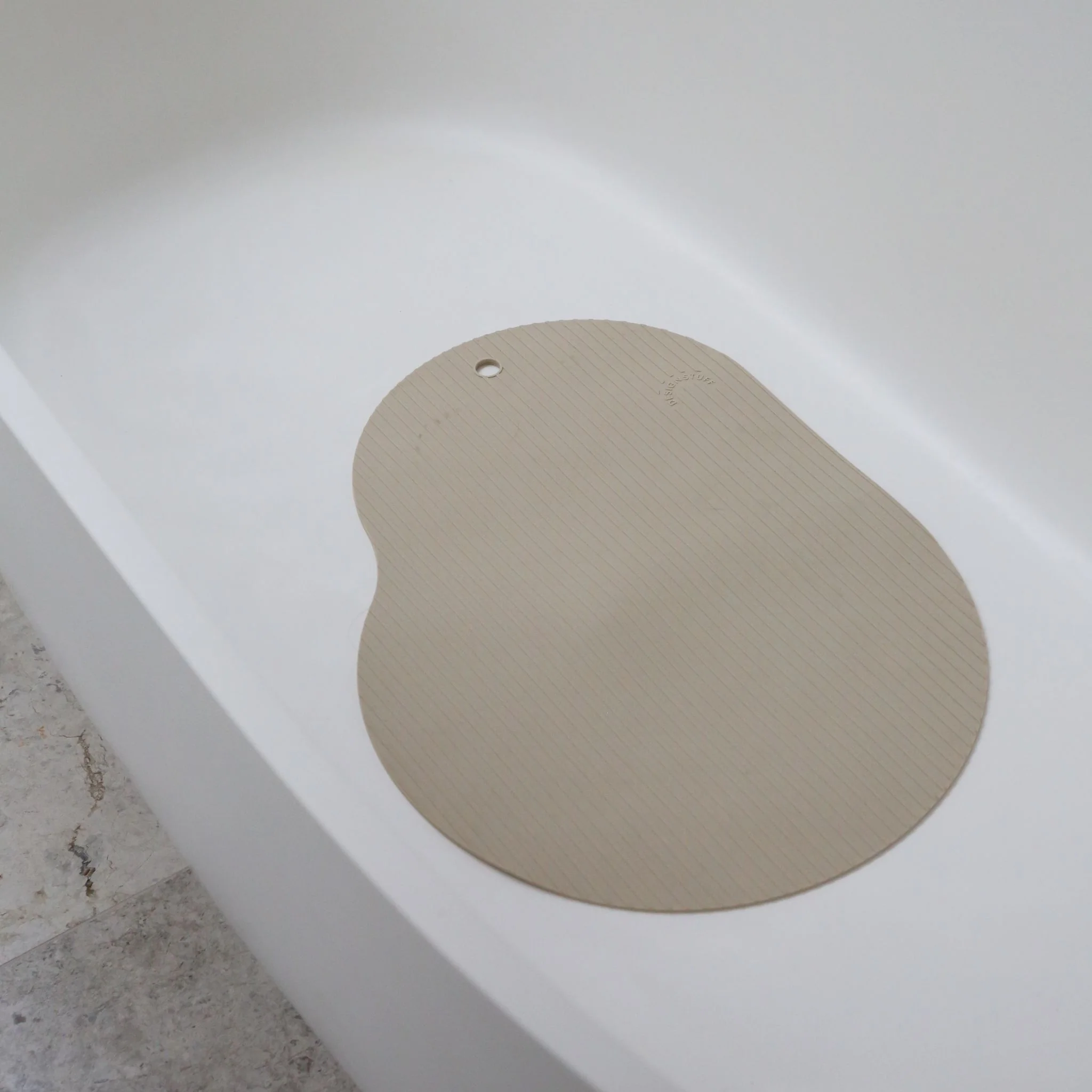 DESIGNSTUFF CURV Silicone Non-Slip Bath Mat, Sand - Image 3
