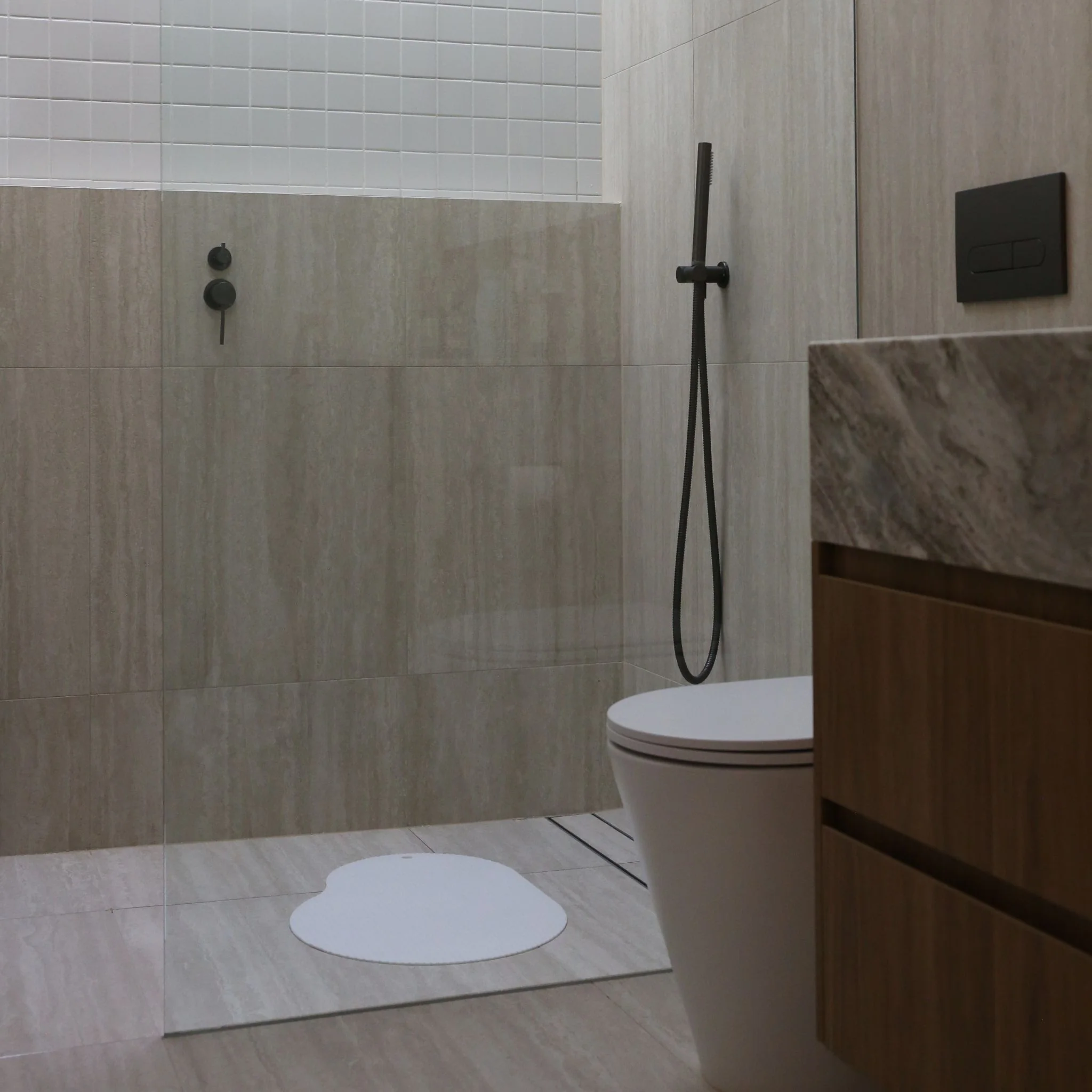 DESIGNSTUFF CURV Silicone Non-Slip Bath Mat, White - Image 3