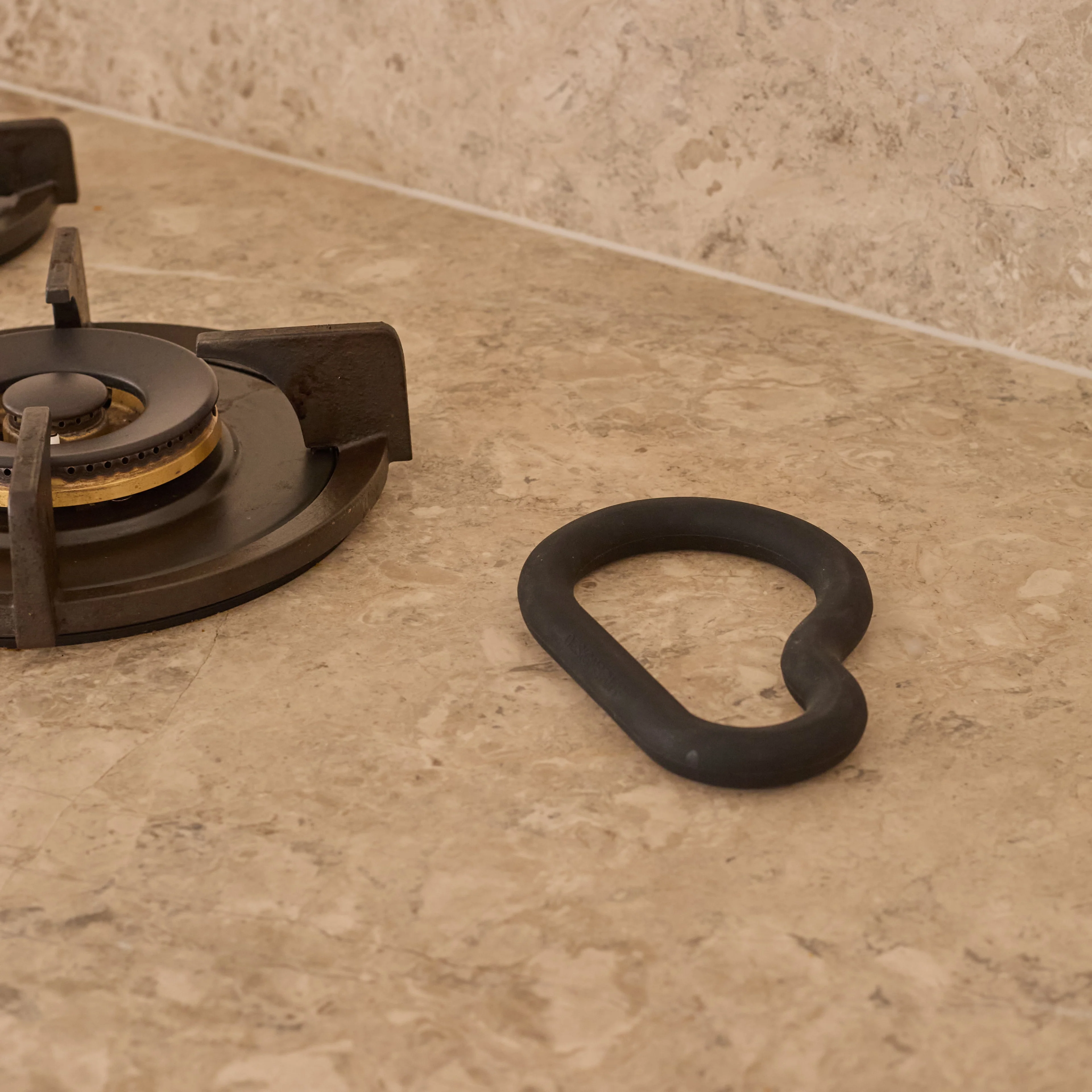 DESIGNSTUFF RUND Curve Silicone Trivet, Black - Image 8