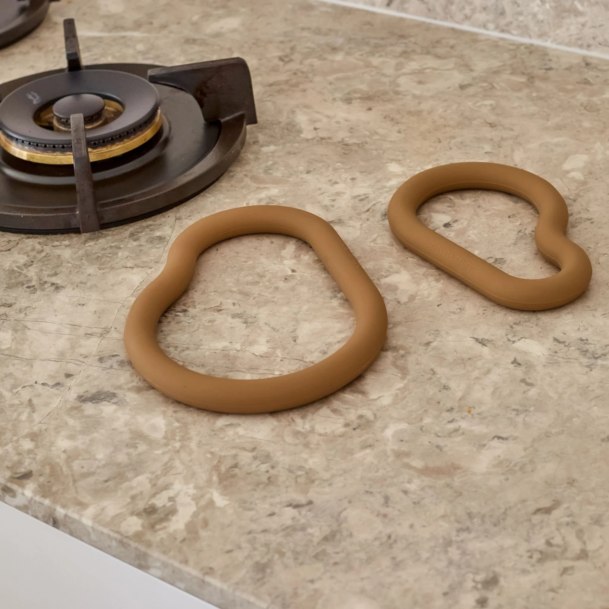 DESIGNSTUFF RUND Curve Silicone Trivet, Camel - Image 5