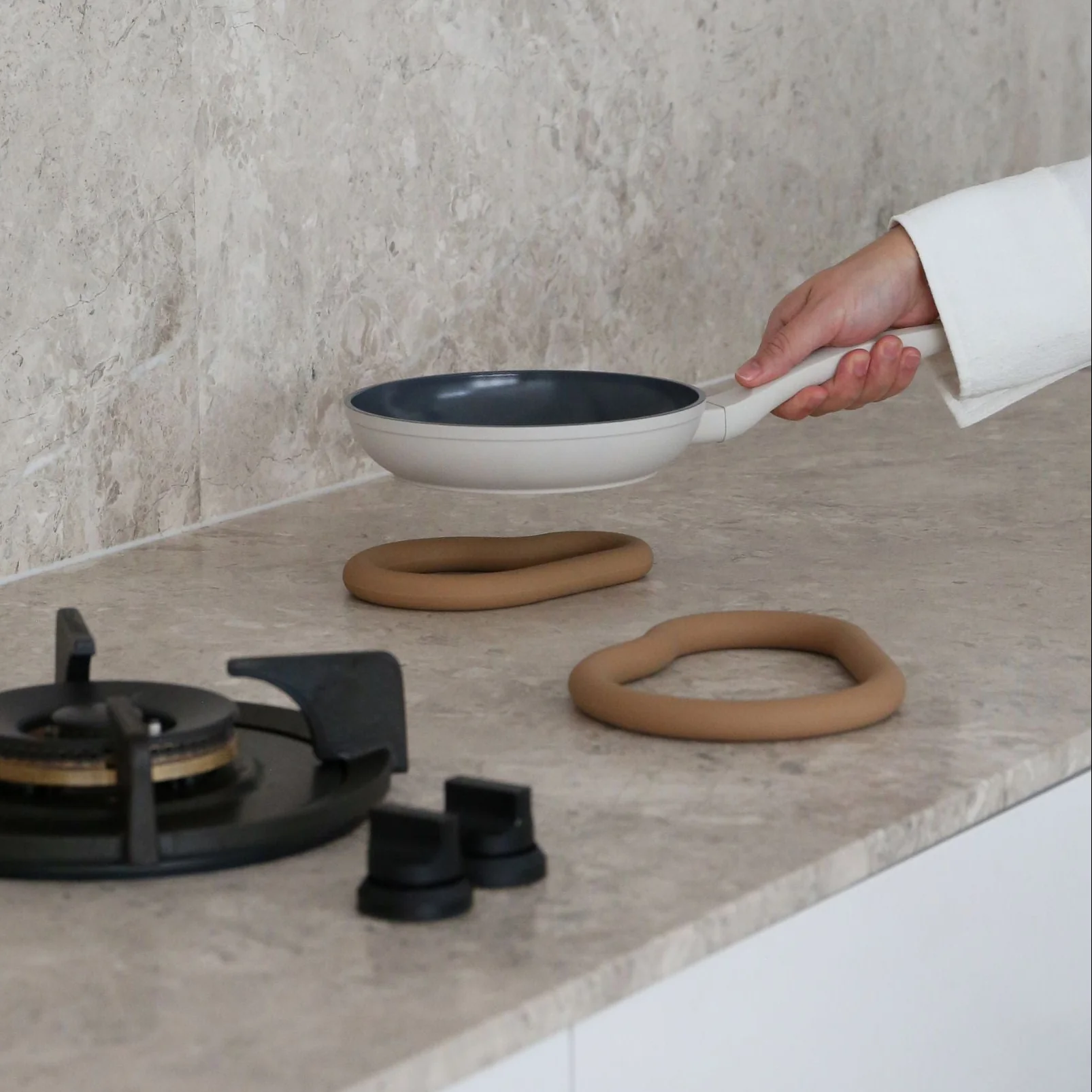 DESIGNSTUFF RUND Curve Silicone Trivet, Camel - Image 4