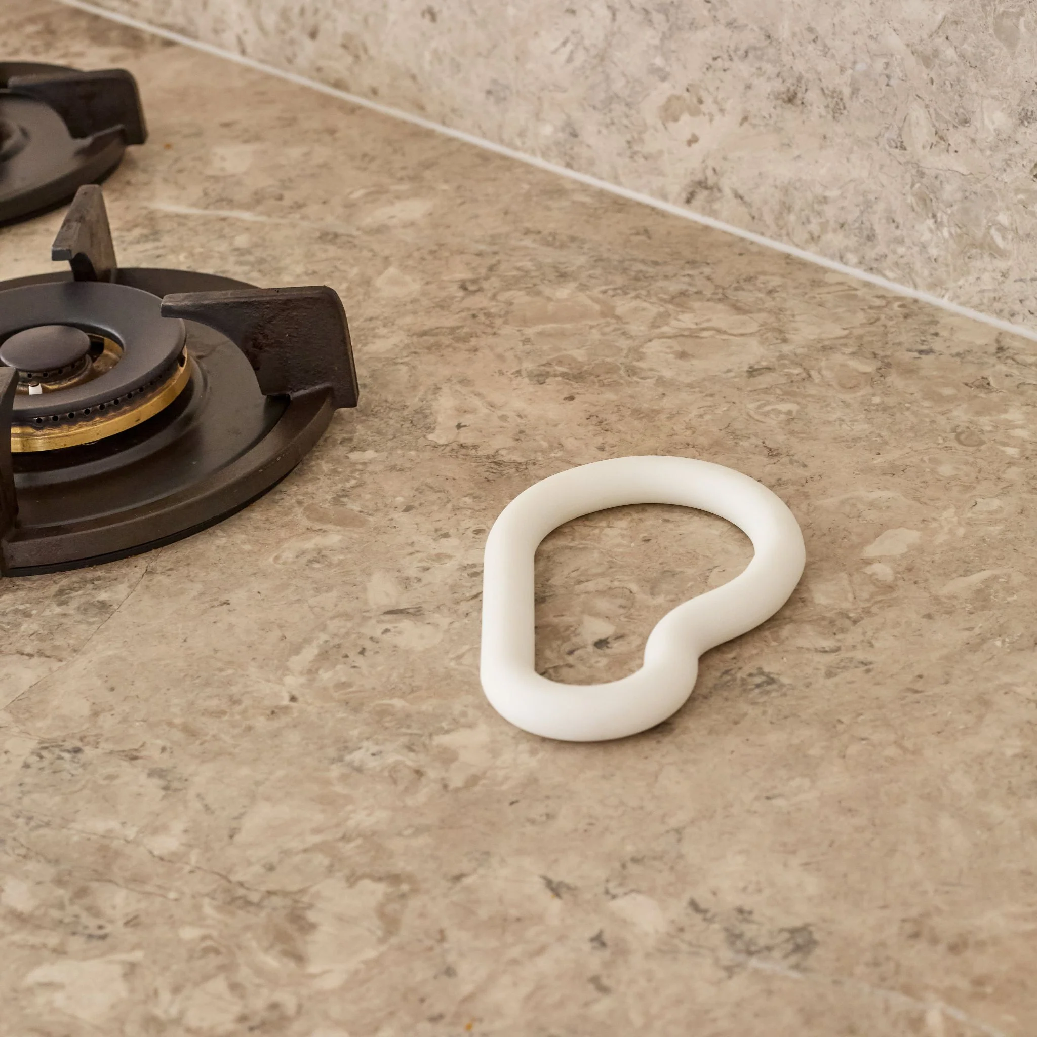 DESIGNSTUFF RUND Curve Silicone Trivet, Chalk - Image 7