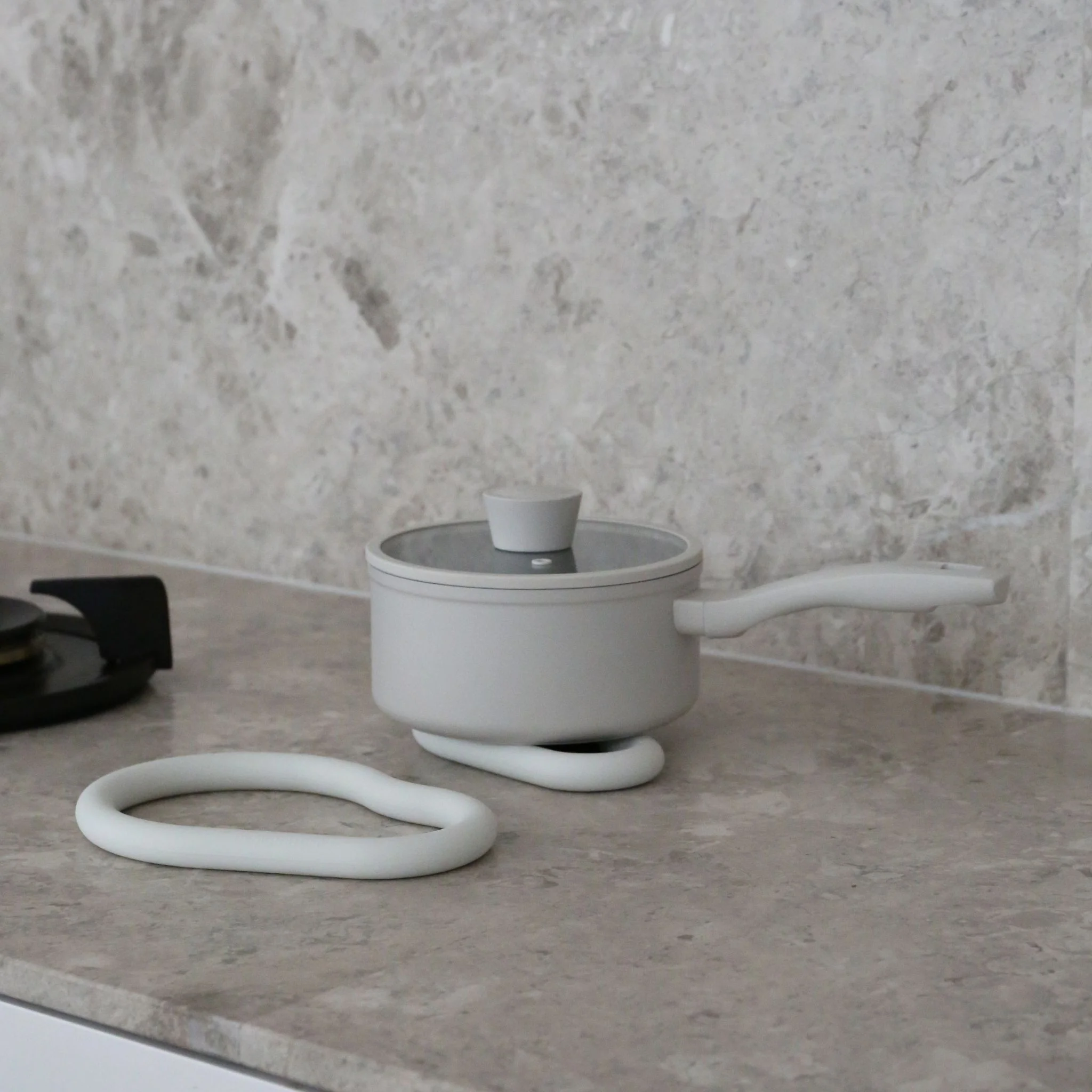 DESIGNSTUFF RUND Curve Silicone Trivet, Chalk - Image 4