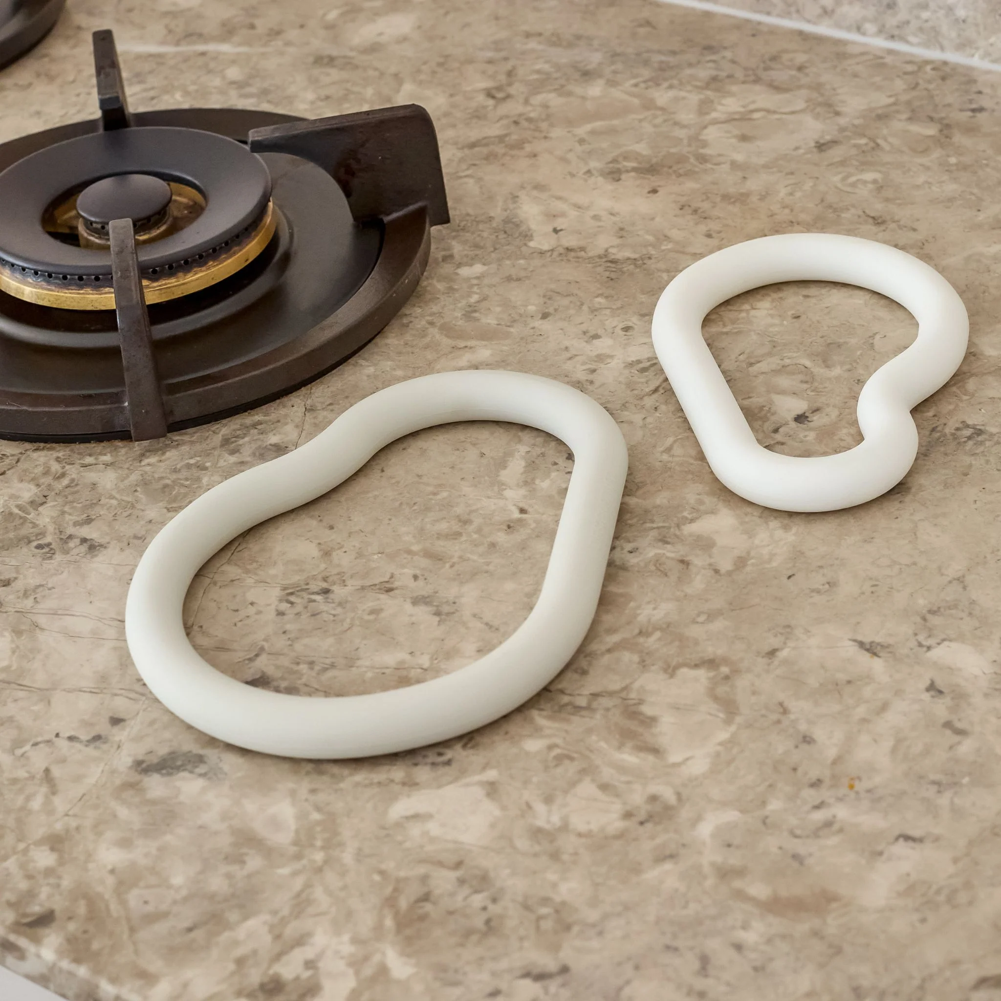 DESIGNSTUFF RUND Curve Silicone Trivet, Chalk - Image 8
