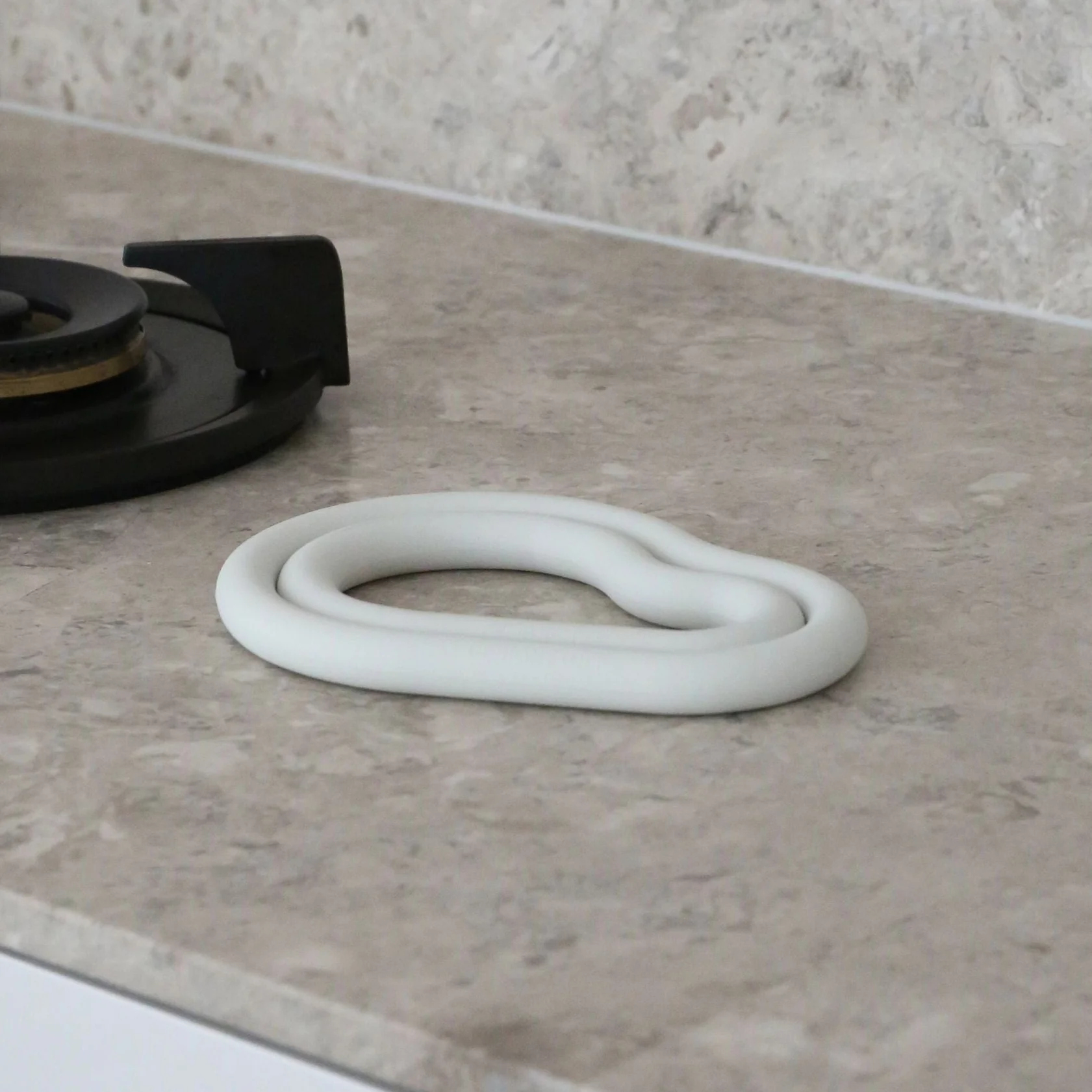 DESIGNSTUFF RUND Curve Silicone Trivet, Chalk - Image 6