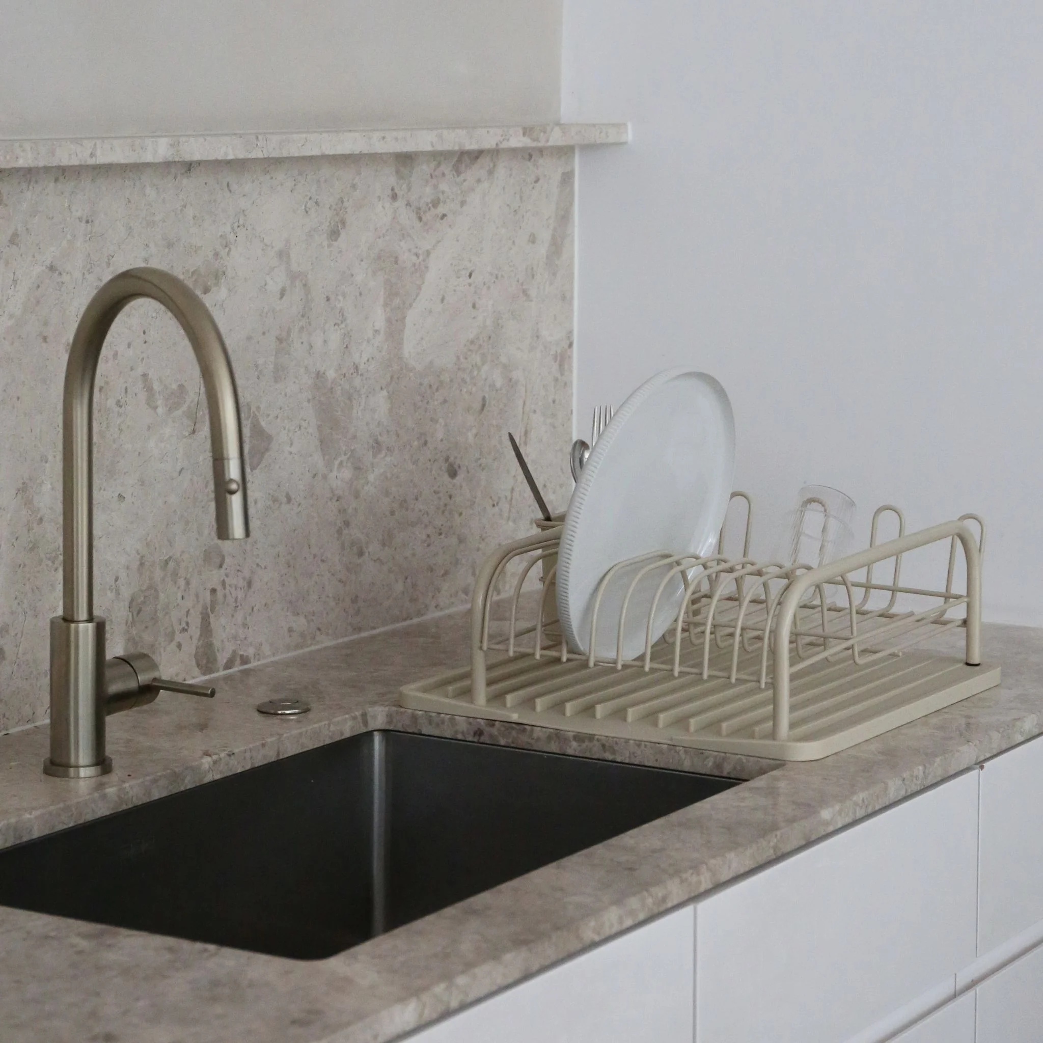 PRE-ORDER │ DESIGNSTUFF DRIP Curve Dish Rack, Sand - Image 3