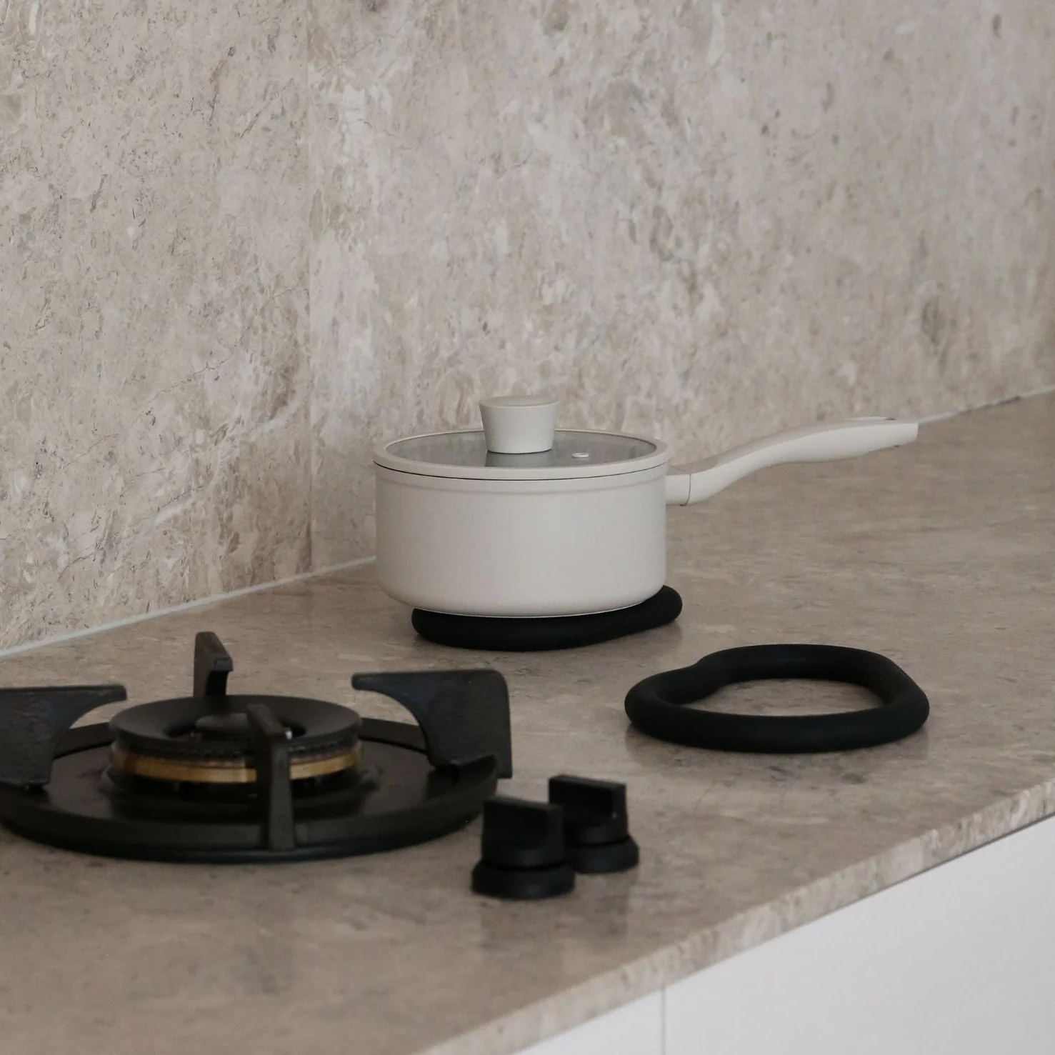 DESIGNSTUFF RUND Curve Silicone Trivet, Black - Image 6