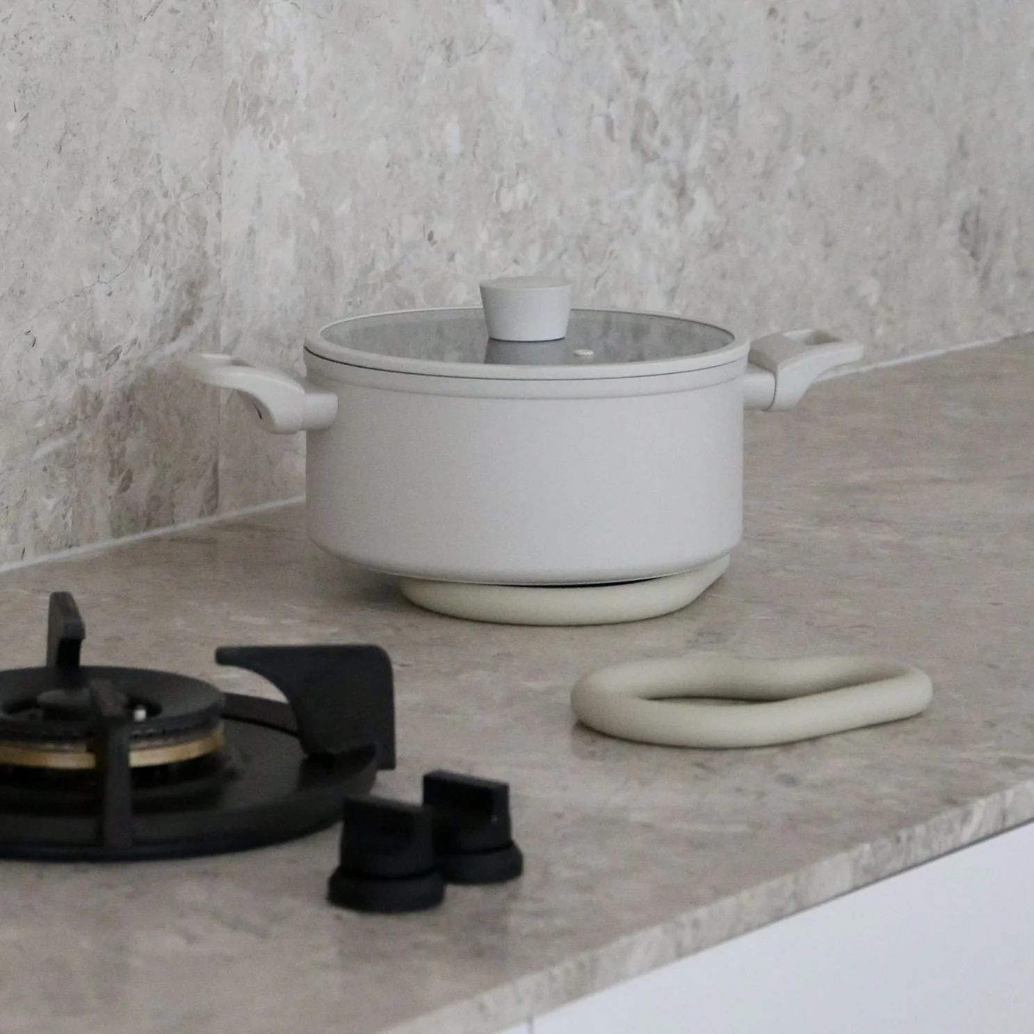 DESIGNSTUFF RUND Curve Silicone Trivet, Sand - Image 7