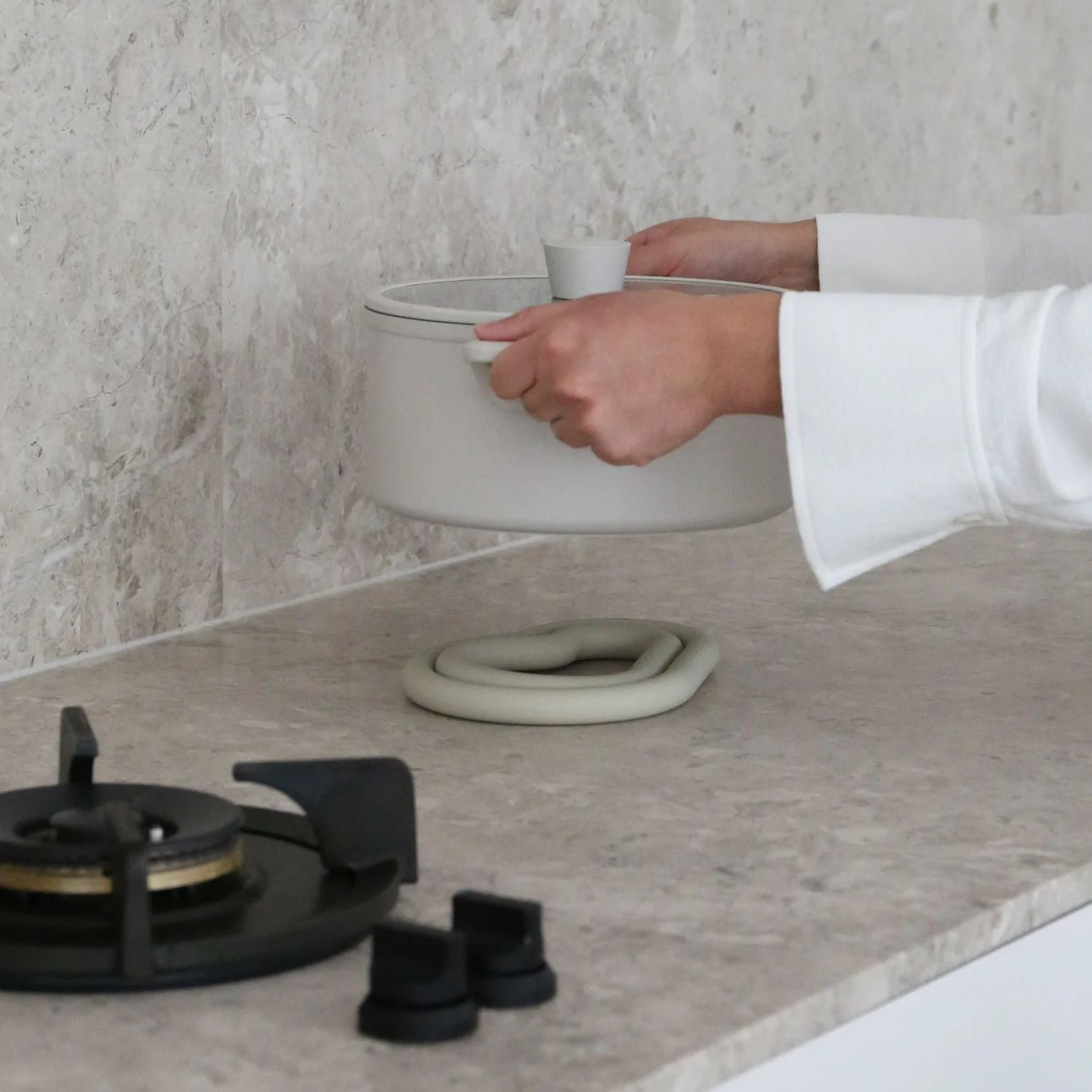 DESIGNSTUFF RUND Curve Silicone Trivet, Sand - Image 5