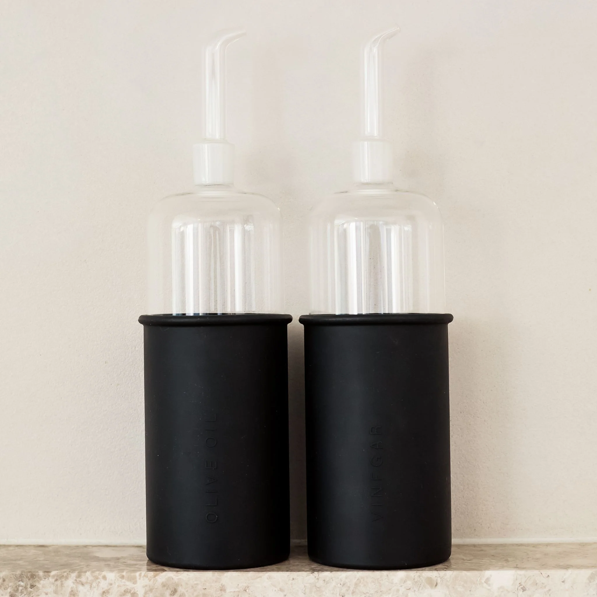 DESIGNSTUFF LUYO Oil & Vinegar Bottle Gift Set, 700 ml, Black - Image 5