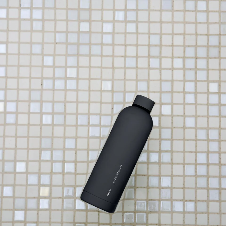 DESIGNSTUFF Vaeske Drink Bottle 750ml, Black - Image 2