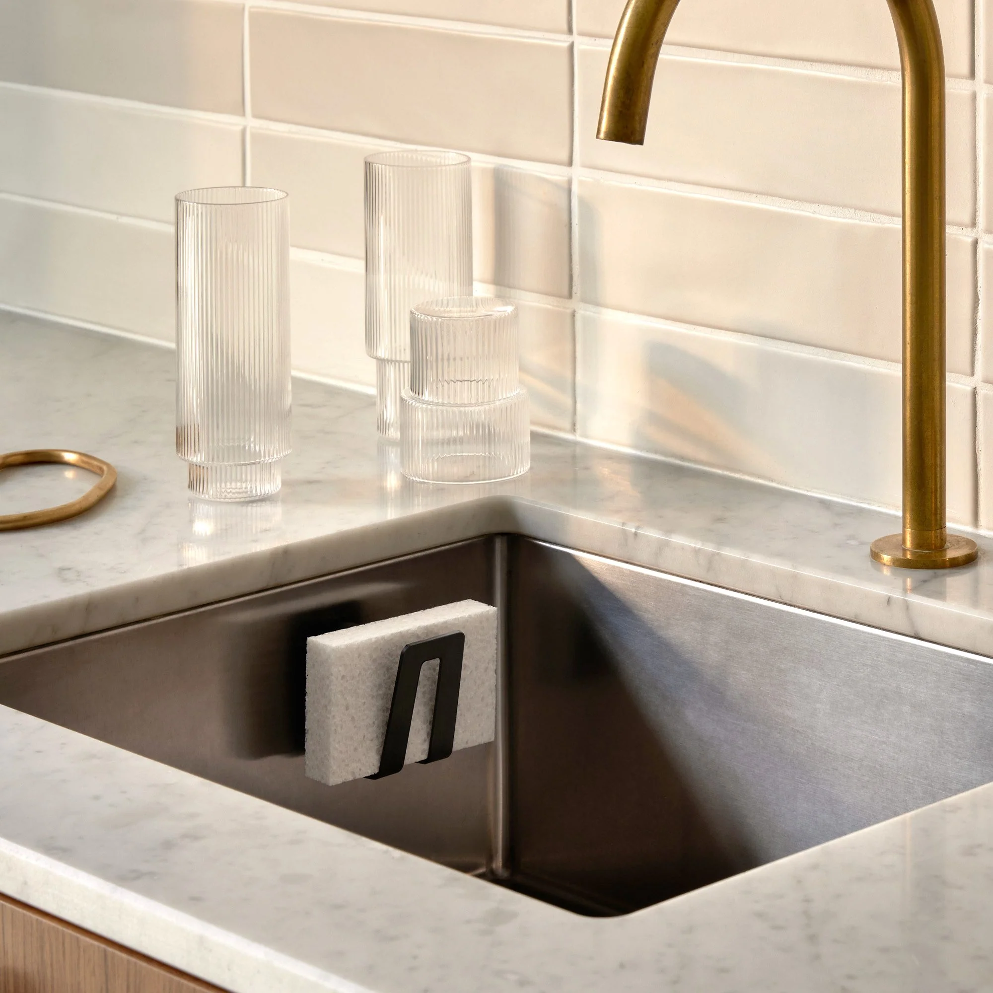 HAPPY SiNKS by MAGISSO Sink Magnetic Sponge Holder, Black Bio-Composite - Image 2