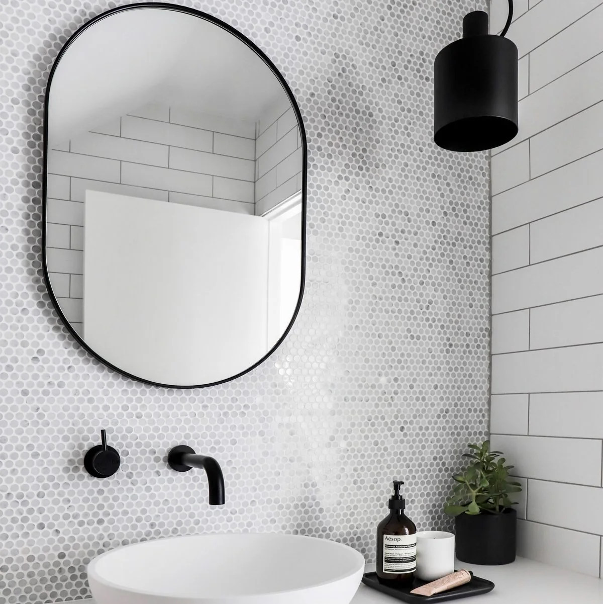 MIDDLE OF NOWHERE Bjorn Oval Mirror, Black, 50×75cm
