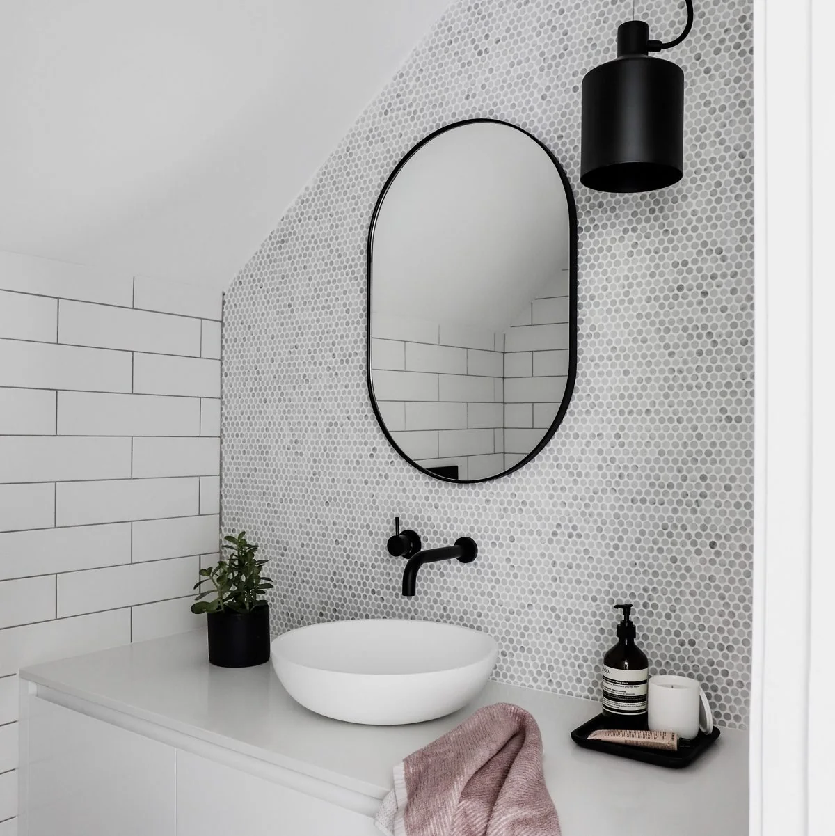 MIDDLE OF NOWHERE Bjorn Oval Mirror, Black, 50×75cm - Image 2
