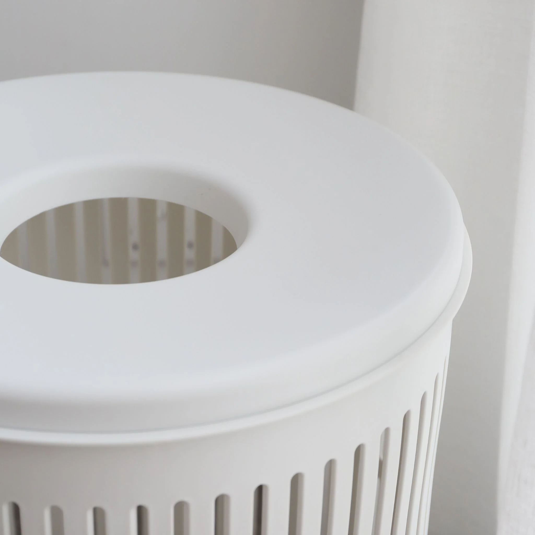 ZONE DENMARK Ume Laundry Basket 60L w/Lid, White - Image 6